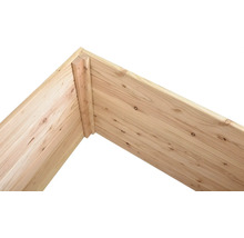 Detailný pohľad na drevený vyvýšený záhon
