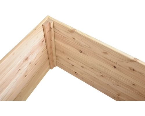 Detailný pohľad na drevený vyvýšený záhon