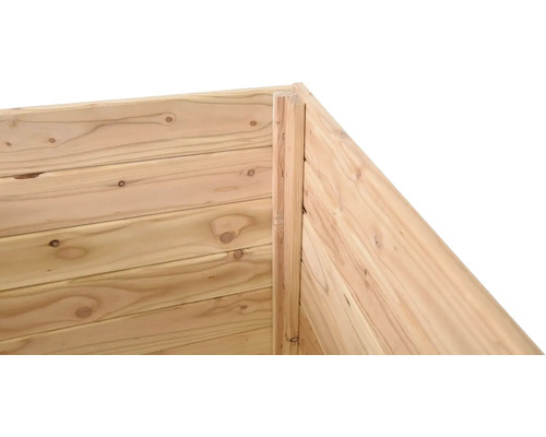 Detailný pohľad na drevený vyvýšený záhon