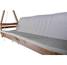 Drevená hojdačka so sivými podložkami na vonkajšie použitie