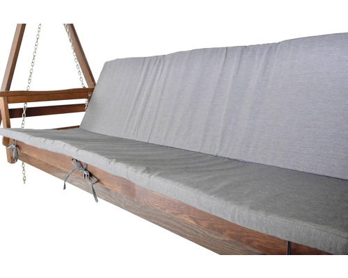 Drevená hojdačka so sivými podložkami na vonkajšie použitie