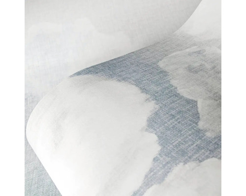 Detailný záber rolky tapety s motívom oblakov.