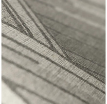 Detail šedej tapety s lineárnym vzorom