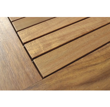 Detailný pohľad na dosku stola z drevených lamiel.