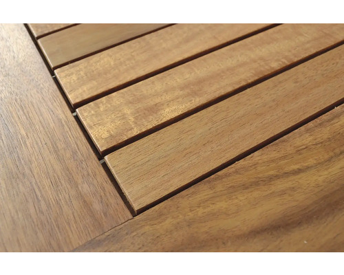 Detailný pohľad na dosku stola z drevených lamiel.