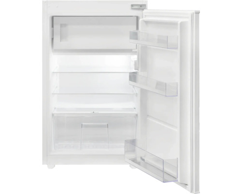 Otvorená biela chladnička s policami a priehradkami