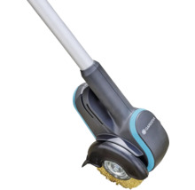 Akumulátorová kefa na škáry Gardena s teleskopickou rukoväťou na odstraňovanie buriny