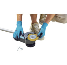 Drôtená kefová hlava pre akumulátorový odstraňovač škár Gardena v prevádzke