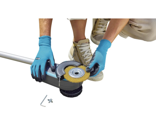 Drôtená kefová hlava pre akumulátorový odstraňovač škár Gardena v prevádzke