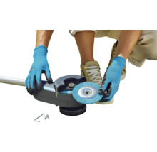 Osoba montuje kefový nástavec na čistič škár