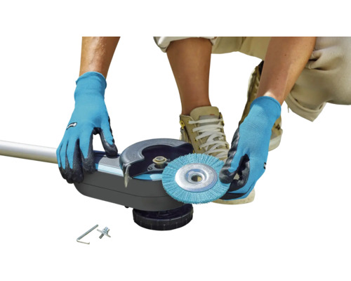 Osoba montuje kefový nástavec na čistič škár