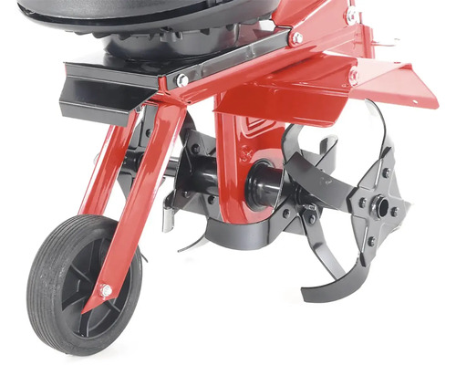 Detailný pohľad na motorový kultivátor s kolesami a frézovacími nožmi