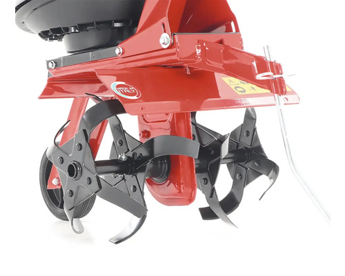 Detailný pohľad na červenú záhradnú motyku s čiernymi nožmi.