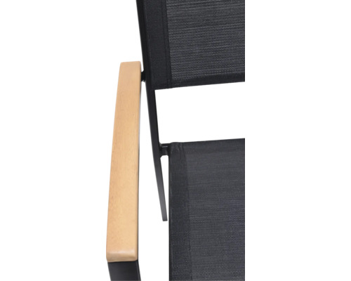 Detail záhradnej stoličky s drevenou lakťovou opierkou a čiernym sedadlom.