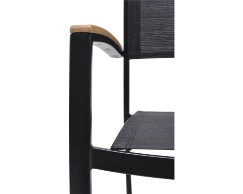 Detailný pohľad na záhradnú stoličku s drevenou opierkou a čiernym rámom