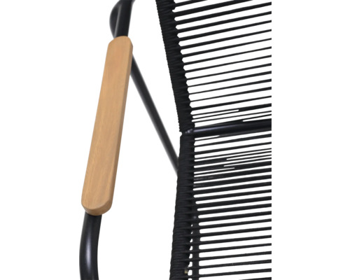 Detailný pohľad na kreslo s drevenou podrúčkou a sedadlom z čiernych lán