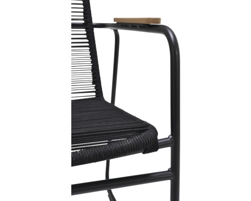 Detailný pohľad na čiernu stoličku s drevenou opierkou na ruky