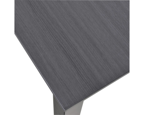 Detailný pohľad na dosku stola s drevenou štruktúrou a nohou stola