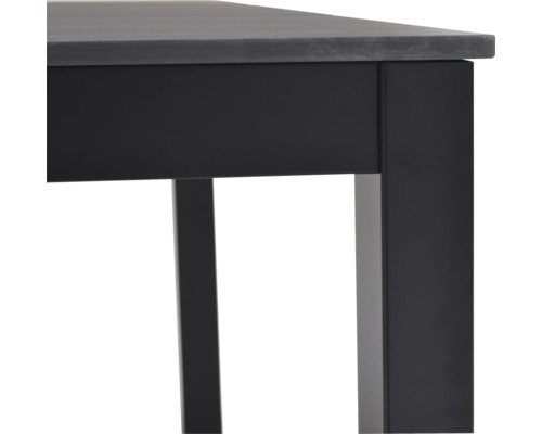 Detail stola s doskou a nohami