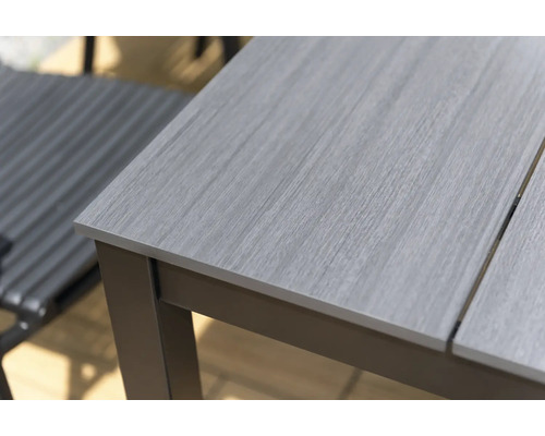 Detailný pohľad na dosku záhradného stola s drevenou štruktúrou