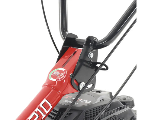 Detailný záber motorového kultivátora s ovládacími rukoväťami a pečaťou Made in Italy.