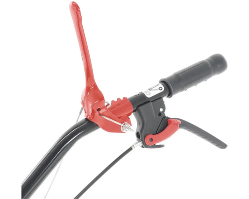 Detailný pohľad na rukoväte a ovládacie prvky záhradnej frézy