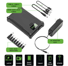 Čierna batéria s káblom USB-A na USB-C, káblom CPAP, ôsmimi redukciami DC jack a 230-voltovým AC adaptérom na nabíjanie notebooku, fotoaparátu, smartfónu, tabletu alebo chladiaceho boxu.