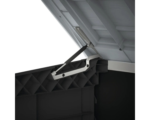 Detailný pohľad na otvorenú kôlňu na náradie s plynovou pružinou