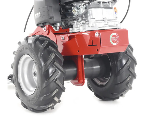 Detailný pohľad na motorový kultivátor s pneumatikami a blokom motora