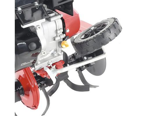 Detailný pohľad na motorový kultivátor s kolesami a kultivačnými nožmi.