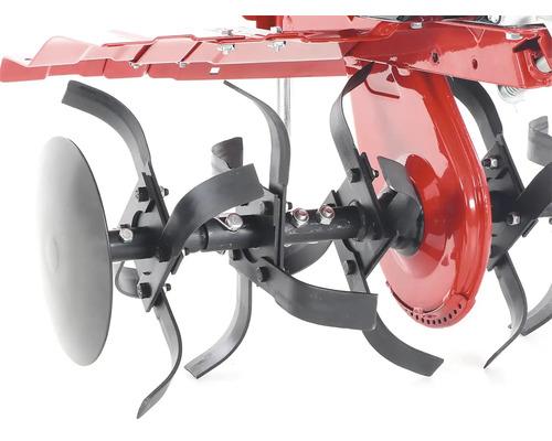 Detailný pohľad na frézovací valec záhradnej frézy.