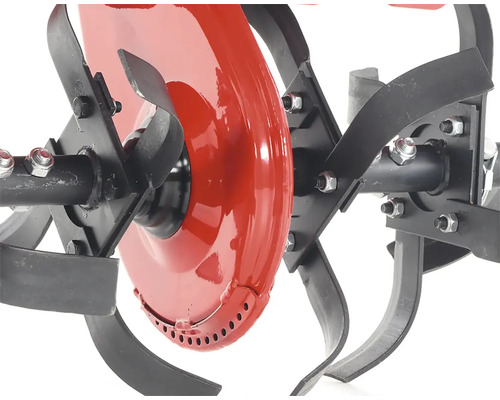 Detailný záber motorového kultivátora s kovovými hrotmi