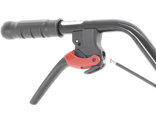 Detailný pohľad na rukoväť záhradnej frézy s rukoväťou, pákou a káblom