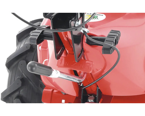 Detailný záber červeného jednoosového traktora s prevodovkou