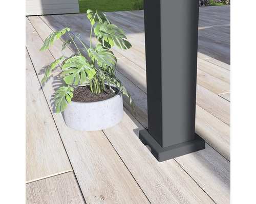 Detailný záber terasy s kvetináčom a stĺpikom