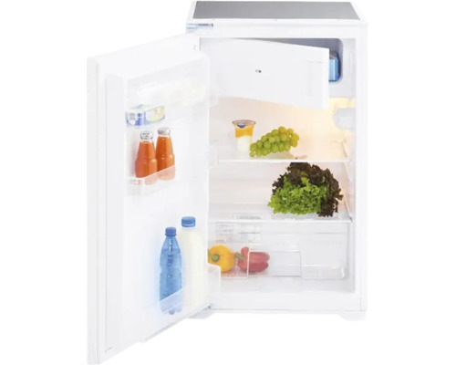 Otvorená chladnička s potravinami