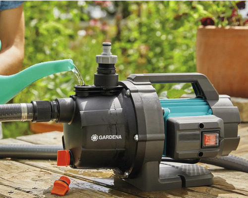 Záhradné čerpadlo Gardena plnené kanvou.
