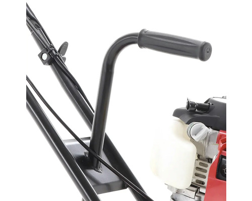 Detail záberu rukoväte a palivovej nádrže motorového kultivátora.