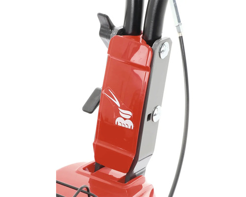 Detailný pohľad na motorový kultivátor s ovládacími prvkami