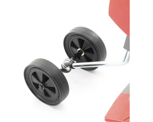 Detailný záber posypového vozíka s dvomi čiernymi kolesami a kovovým rámom