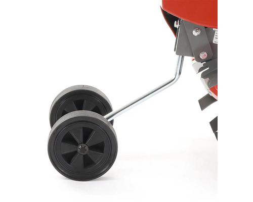 Detailný pohľad na prepravné kolieska záhradnej frézy.