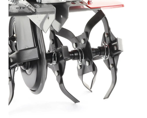 Detailný záber nožov kultivátora motorového kultivátora.