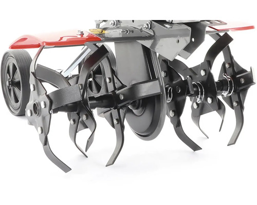 Detailný záber motorového kultivátora s rotujúcimi nožmi na spracovanie pôdy