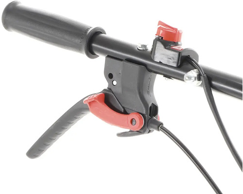 Detailný záber ovládacieho prvku záhradnej frézy s rukoväťou a červenou pákou