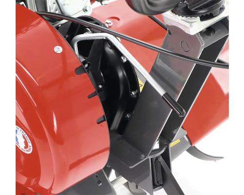 Detail motorového kultivátora s ovládacou pákou