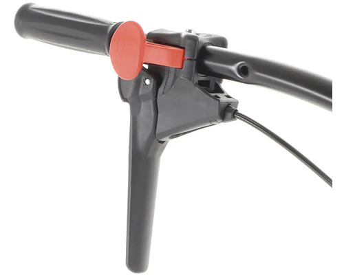 Detailný záber rukoväte s brzdovou pákou záhradnej frézy