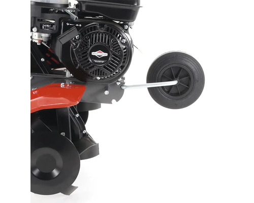 Detailný záber motorového kultivátora s logom Briggs and Stratton.