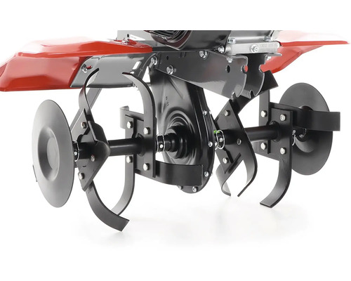 Detailný pohľad na záhradnú frézu s frézovacími nožmi a ochrannými diskami