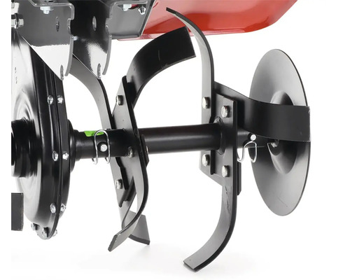 Detailný pohľad na frézovacie nože záhradnej frézy.