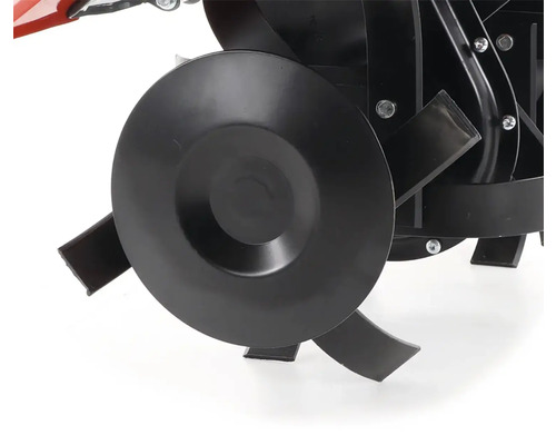 Detailný pohľad na nože motorového kultivátora.